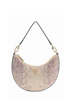 Sac à main beige en forme de croissant avec une courte bandoulière noire, recouvert de strass irisés de différentes tailles et muni d'une plaque triangulaire avec le logo Guess.