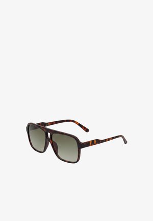 Lunettes de soleil à motif écaille avec montures carrées et verres dégradés foncés inclinés vers la droite sur fond blanc.