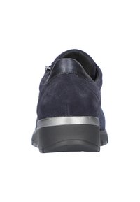 Marineblaue Wildleder-Sneaker mit einem glatten schwarzen Lederfersenbereich und einer strukturierten Gummisohle. Verfügt über einen Reißverschluss an der Seite für einfaches Anziehen.