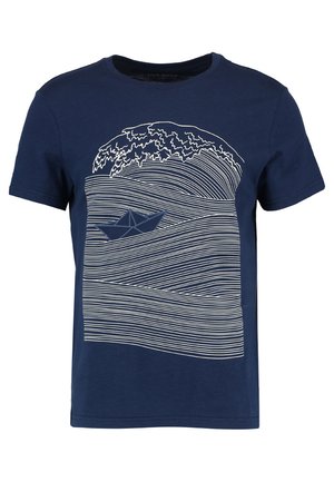 Camiseta de algodón azul marino con un dibujo a línea blanca de olas y un barco de papel. Manga corta y escote redondo.