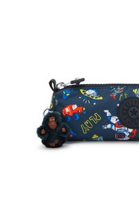 Astuccio blu in tessuto con illustrazioni giocose, dotato di chiusura zip. Un portachiavi a forma di gorilla peloso aggiunge texture e dettagli.