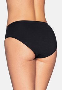 Czarne bawełniane majtki bikini o gładkiej fakturze, wyciętym kroju i minimalnych szwach, zapewniające komfortowe dopasowanie.