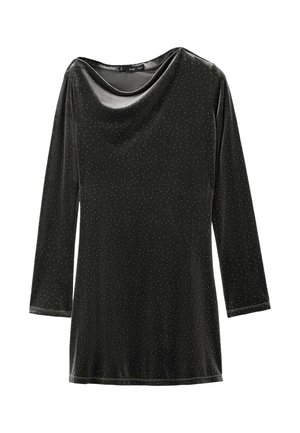 Robe longue en velours noir à manches longues avec col bénitier et motif subtil de pois argentés, longueur au genou.