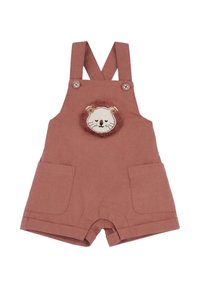 Salopette courte rose avec un patch doux représentant un visage de lion, deux poches avant et des bretelles réglables fixées par des boutons.
