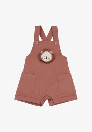 Peto corto color rosa con un suave parche de cara de león, dos bolsillos delanteros y tirantes ajustables asegurados con botones.