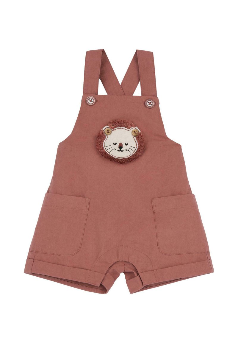 Salopette courte rose avec un patch doux représentant un visage de lion, deux poches avant et des bretelles réglables fixées par des boutons.