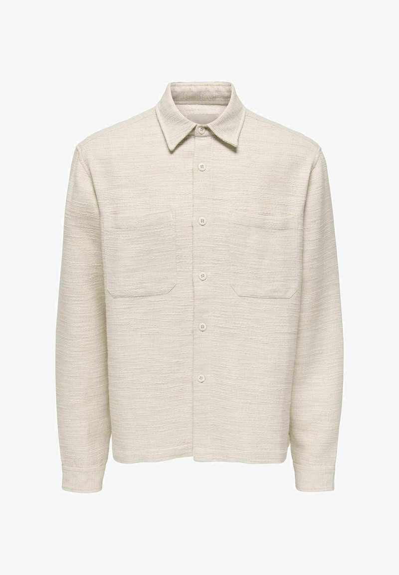 Chemise beige à manches longues avec boutons, deux poches poitrine avant et finition en tissu texturé.