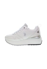 Witte atletische schoenen met een gladde leren bovenkant, een mesh tong, zilveren accenten en een dikke, gestructureerde zool met zwarte loopvlak.
