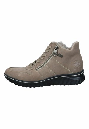 Beige Wildleder-Stiefeletten mit einer strukturierten schwarzen Gummisohle, seitlichem Reißverschluss, schnürbarem Vorderteil und einem flauschigen Futter am Kragen.