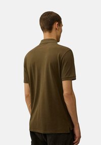 Polo shirt marrone, maniche corte, texture liscia, colletto classico, aperture laterali all'orlo, vestibilità comoda, vista da dietro.