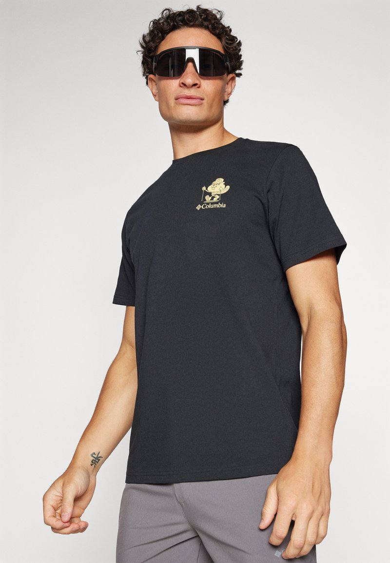 Schwarzes Baumwoll-T-Shirt mit rundem Halsausschnitt und kurzen Ärmeln, mit einem goldenen Grafiklogo und Charakterdesign auf der oberen linken Brust.