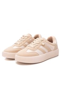 Zapatillas beige con un upper de ante y sintético, puntera redonda, cordones en la parte frontal y suela de goma con detalles texturizados.
