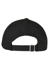 Gorra negra con una textura de tela suave, una correa ajustable en la parte trasera y ojales de ventilación. Diseño simple y funcional.