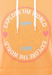 Zwillingsherz EXPLORE THE WORLD - Hoodie - koralle