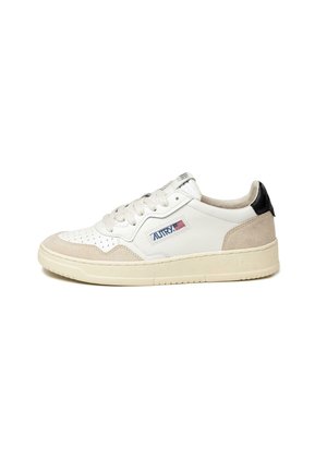 Sneaker bianco in pelle con accenti in suede beige e neri. Presenta una punta perforata, lacci flat e suola in gomma con scanalature.