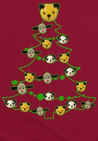 Vilt kerstboomontwerp op een kastanjebruine achtergrond, met gele en grijze dierengezichten, groene omlijningen, sterren en ronde ornamenten.