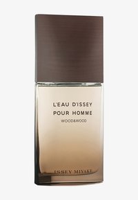 Bottiglia di vetro ambrato con forma rettangolare, tappo marrone texturizzato, accenti dorati e testo nero "L'Eau d'Issey Pour Homme Wood&Wood."