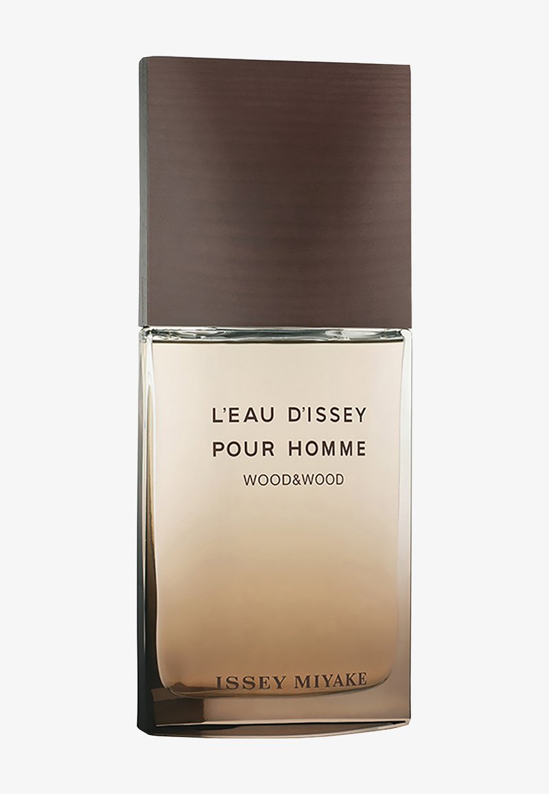Bottiglia di vetro ambrato con forma rettangolare, tappo marrone texturizzato, accenti dorati e testo nero "L'Eau d'Issey Pour Homme Wood&Wood."