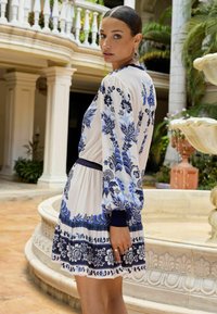 Love & Roses PRINTED V NECK BELTED MINI - Vapaa-ajan mekko - blue paisley