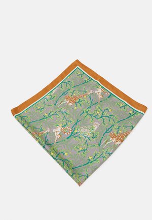 Zijden sjaal met een oranje rand, met giraffen, apen en cheeta's tussen groene bladeren op een grijze achtergrond.