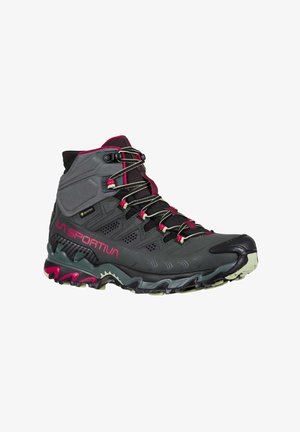 Botín outdoor gris de caña alta con acentos rosas, material sintético texturizado, suela de tracción multidireccional y tecnología GORE-TEX impermeable.