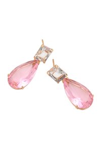 Orecchini pendenti in tono oro, caratterizzati da un cristallo trasparente rettangolare e da un cristallo rosa a forma di pera, entrambi con superfici sfaccettate.