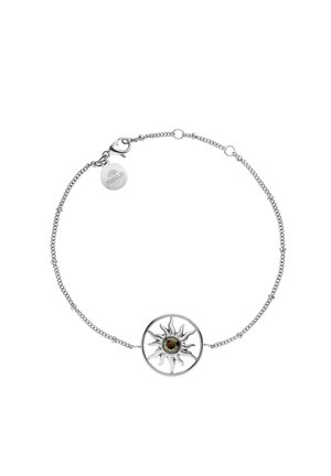 Silbernes Kettenarmband mit einem sonnförmigen Anhänger, der einen zentralen mehrfarbigen Edelstein und einen kleinen runden Purelei-Anhänger nahe dem Verschluss aufweist.