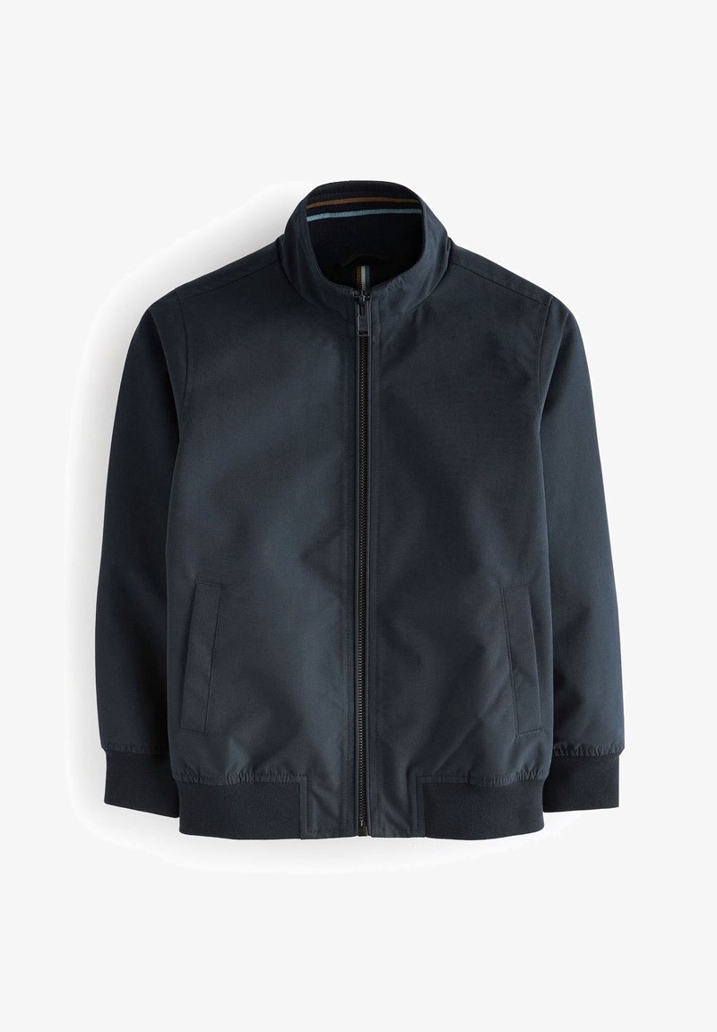 Veste zippée bleu marine avec col montant, poignets élastiques, taille élastique et deux poches fendues latérales sur fond blanc.