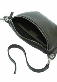 Borsa a tracolla in pelle verde con chiusura con zip, accessori in argento e finitura testurizzata. L'interno presenta una fodera nera e uno slot per carte.