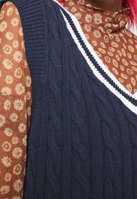 Hollister Co. Triko s potiskem - white