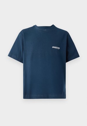 T-shirt in cotone blu navy con maniche corte e scollatura rotonda. Presenta un piccolo logo bianco sull'area a sinistra del petto. Texture morbida.