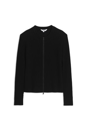 Schwarzer, gerippter Cardigan mit langen Ärmeln, Reißverschluss vorne und rundem Ausschnitt, Größe klein, flach auf weißem Hintergrund liegend.