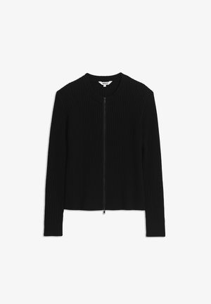 Schwarzer, gerippter Cardigan mit langen Ärmeln, Reißverschluss vorne und rundem Ausschnitt, Größe klein, flach auf weißem Hintergrund liegend.
