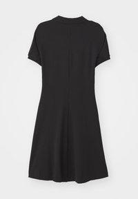 Robe noire à manches courtes avec col, silhouette en A, dos sans coutures et texture lisse, idéale pour des occasions décontractées ou formelles.