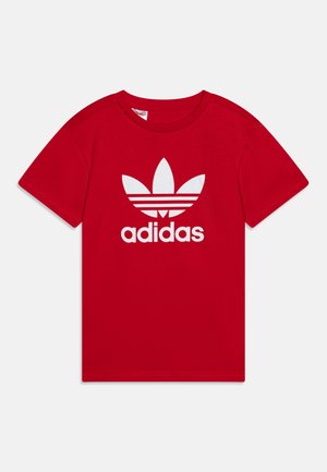 Rotes Baumwoll-T-Shirt mit rundem Halsauschnitt und kurzen Ärmeln, das ein großes weißes Adidas-Logo und ein Design mit drei horizontalen Streifen zeigt.