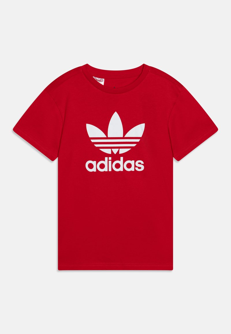 Camiseta de algodão vermelha com decote redondo e mangas curtas, apresentando um grande logótipo branco da Adidas e um design de três riscas horizontais.