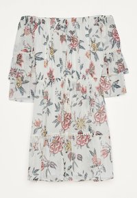 Vestido blanco de hombros al aire con estampado floral en rosa, amarillo y azul, cintura ceñida y mangas acampanadas de tres cuartos.