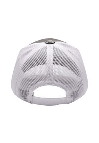 Hvid mesh baseball-cap med en grå frontpanel, der viser ventilationspaneler og justerbart rem bagpå.