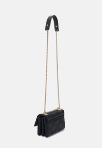 Zwarte geweven leren crossbody tas met een gouden kettingriem en een gestructureerd ontwerp, met een platte handgreep en een open vak.