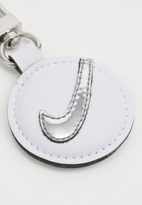 Nike Sportswear PREMIUM AIR TAG HOLDER UNISEX - Kulcskarika - metallic silver-coloured/white