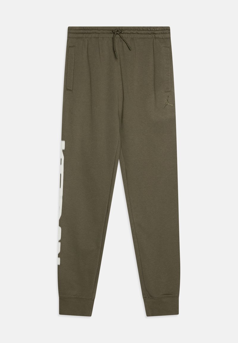 Pantaloni de trening verde măslin cu talie elastică, șnur, buzunare laterale și text grafic alb îndrăzneț pe un picior.