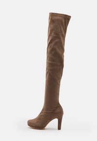 Botas marrones por encima de la rodilla en suave ante, con un diseño entallado, tacón alto de aguja y una textura lisa sin adornos.