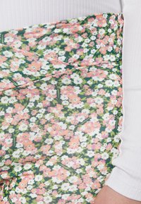 ONLY Curve ONCTHEA FEVER LIFECITY - Calções - greener pastures