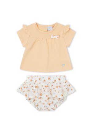 Camiseta de bebé de manga corta en color melocotón con mangas con volantes y lazo, combinada con cubrepañal blanco con estampado floral de flores de azahar y cierres de presión.