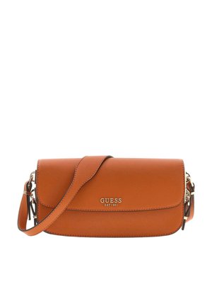 Bolso bandolera de cuero marrón de GUESS con logo dorado y correa ajustable sobre fondo blanco.
