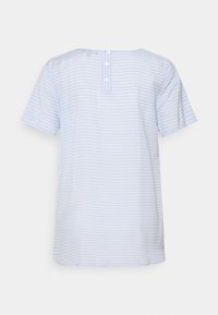 Camicia leggera azzurro chiaro a maniche corte con strisce orizzontali bianche, dotata di chiusura posteriore con bottoni e una vestibilità comoda. Tessuto morbido e liscio.