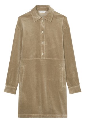 Robe beige à manches longues en velours côtelé, avec col et fermeture partielle boutonnée devant, poches latérales et manches à poignets.