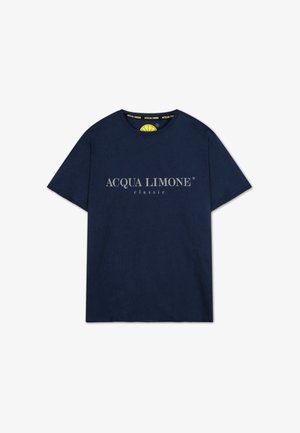 Mörkblå bomull t-shirt med korta ärmar; har fronttexten "ACQUA LIMONE classic" i ljusgrå. Rund hals med gul accent.