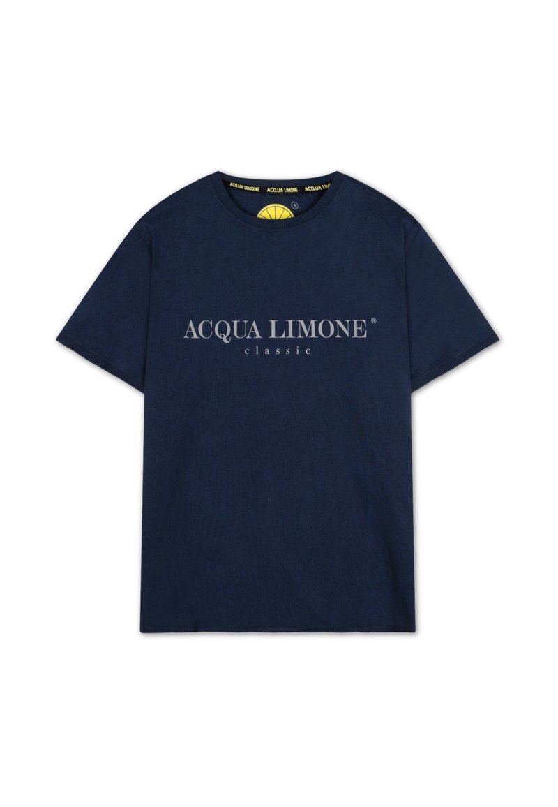 Mörkblå bomull t-shirt med korta ärmar; har fronttexten "ACQUA LIMONE classic" i ljusgrå. Rund hals med gul accent.