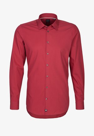Camicia rossa a maniche lunghe in tessuto liscio, con colletto con bottoni, bottoni frontali e orlo dritto con etichetta del logo sul fondo.
